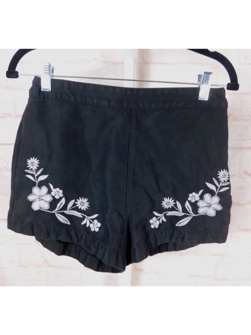 Hollister Womens Black Shorts Floral Embroidery Size 5 Summer Casual